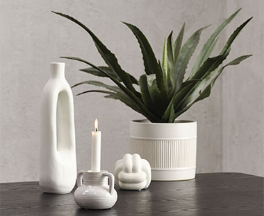 Sculpture HAUGE, photophore HANSE, bougie chandelle KARLPETER, vase INGEMAR, lampe à piles KLEMENT, plante artificielle CELIUS