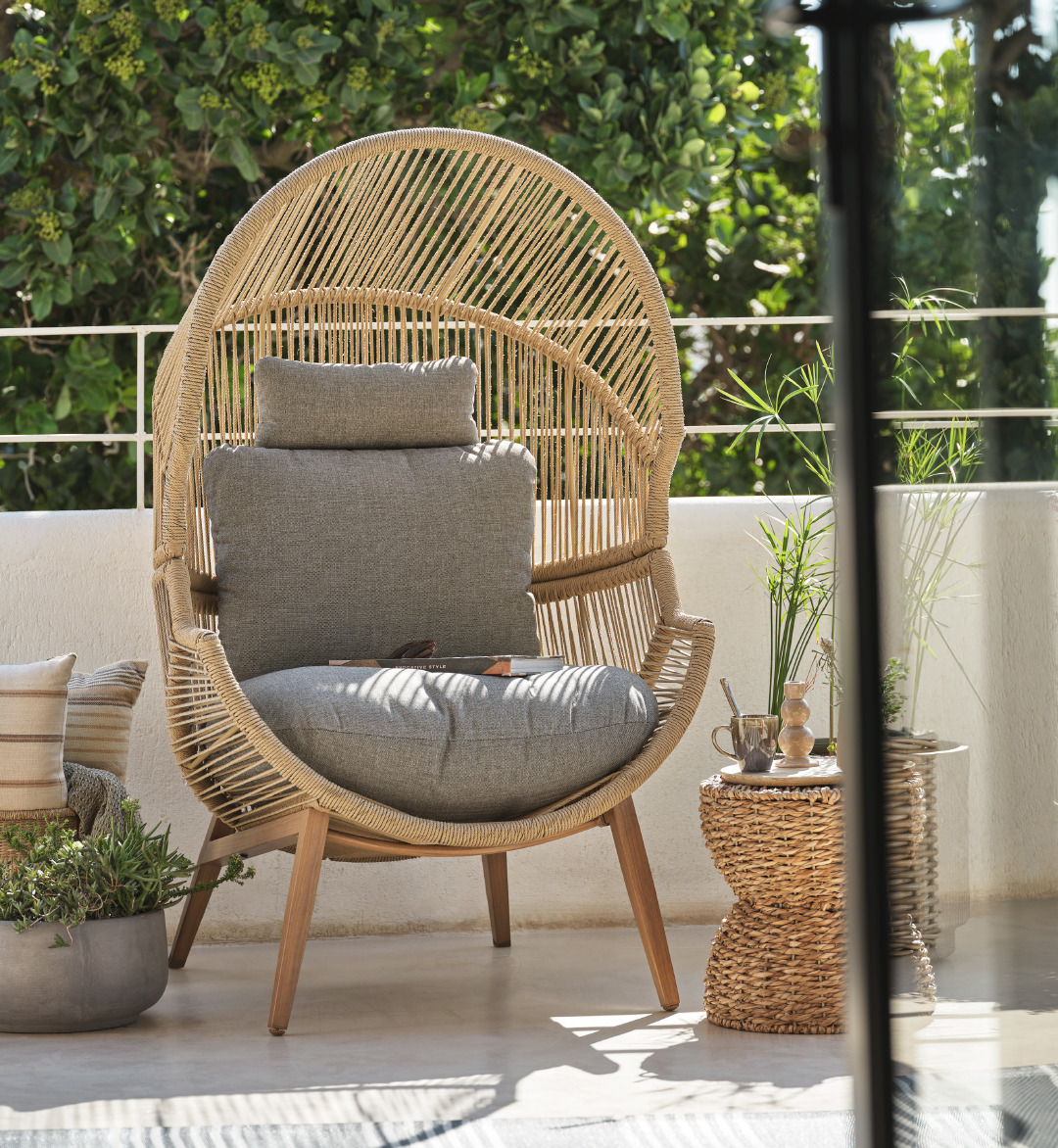 Fauteuil lounge de jardin avec coussins sur terrasse