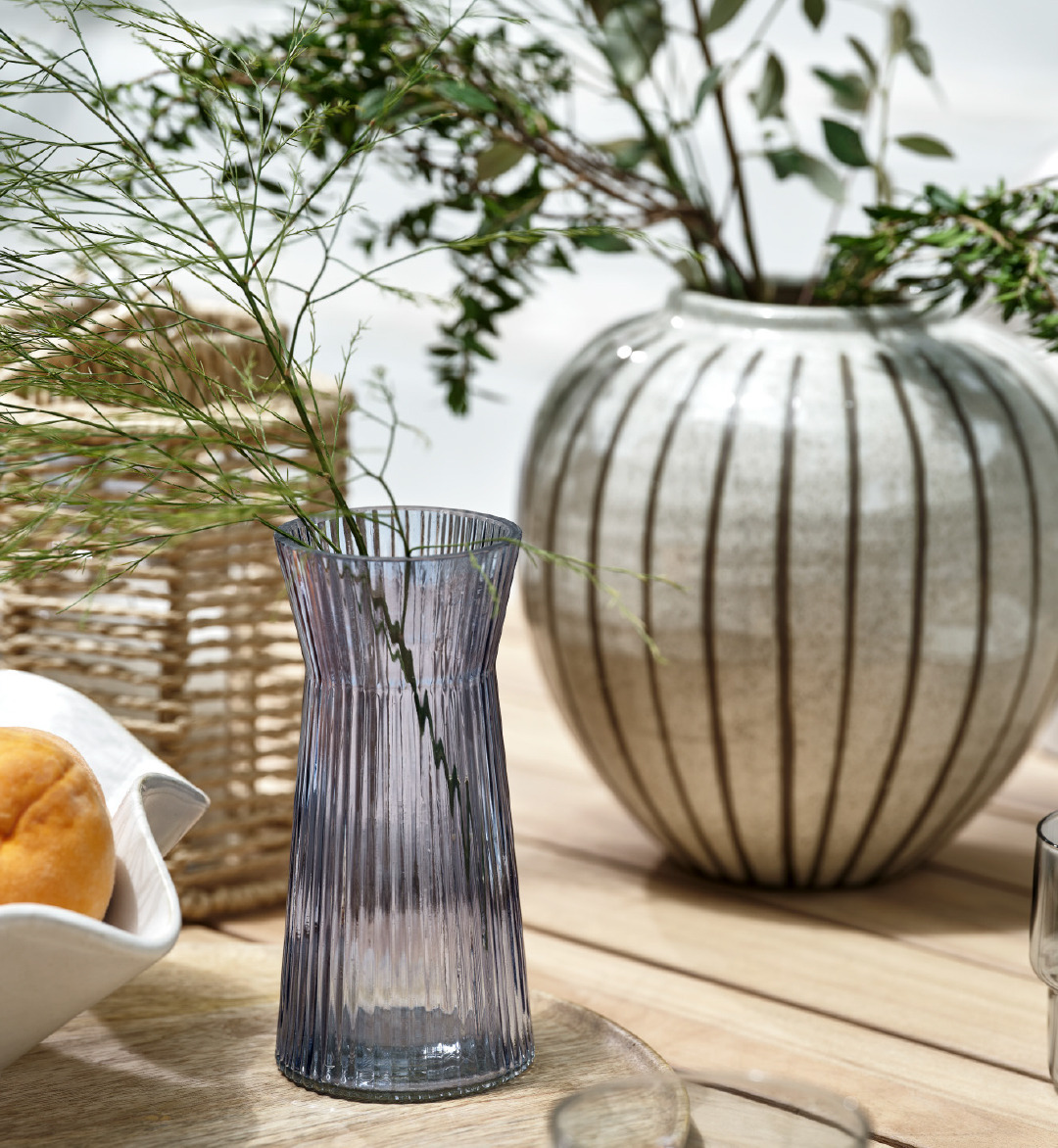 Vases sur table de jardin