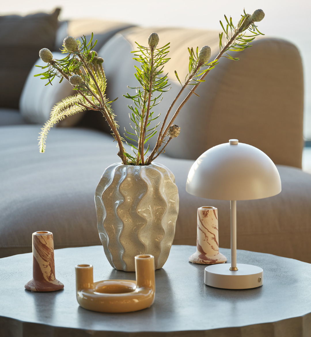 Décoration d'exterieur sur table lounge de jardin avec chandelier, vase, lampe à piles