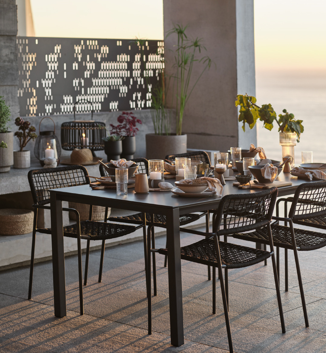 Table et chaises de jardin sur terrasse avec décorations
