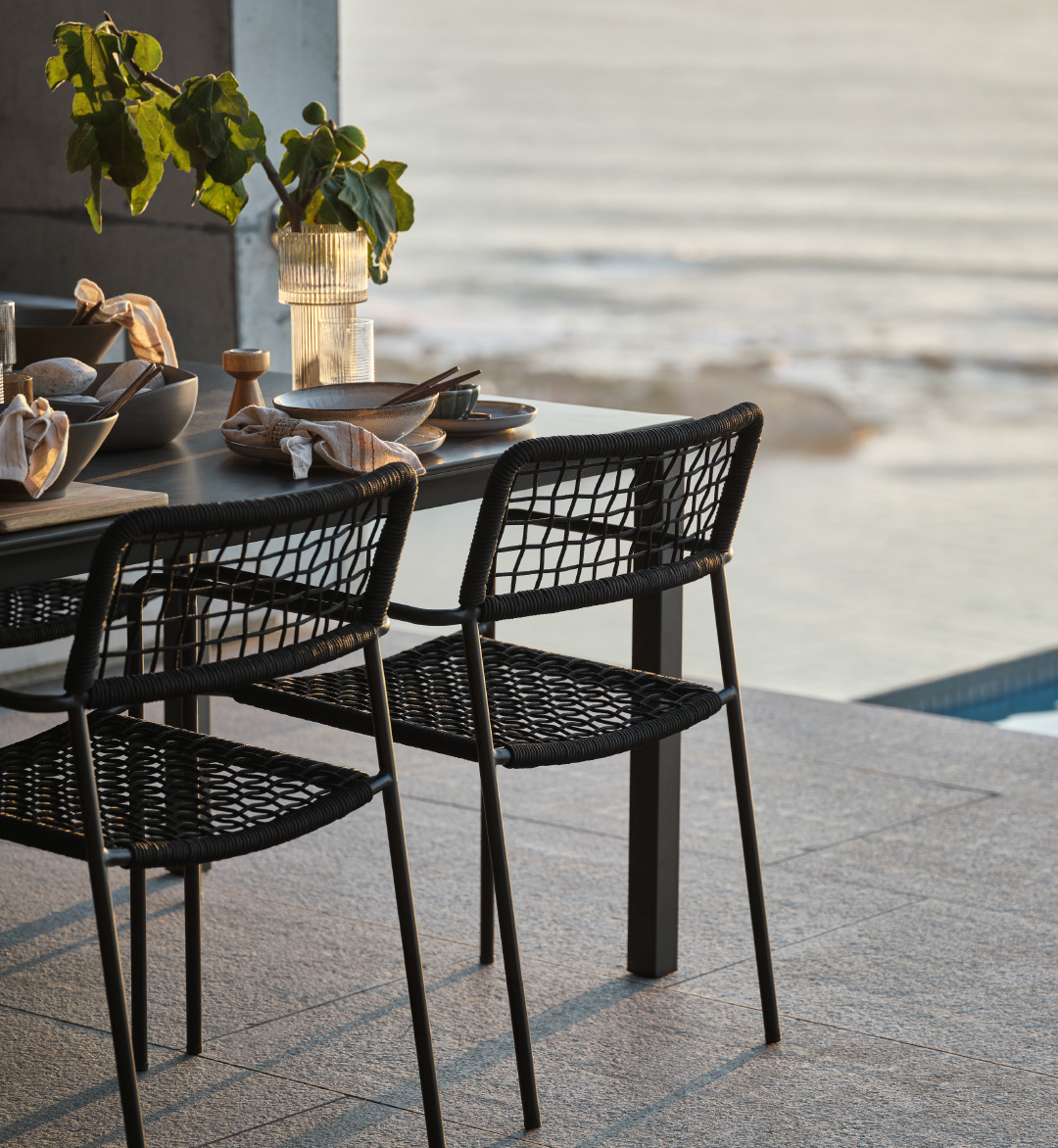 Table et chaises de jardin sur terrasse